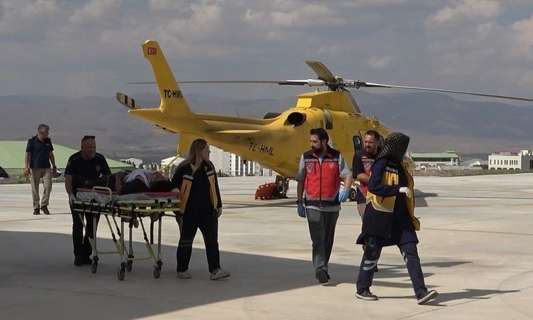 Karayazı'da Traktör Devrildi: 19 Yaşındaki Genç Ambulans Helikopterle Hastaneye Sevk Edildi | İşte Tüm Ayrıntı