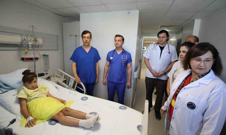Sıcak Gündem: Kardeşini aynı hastalıktan kaybeden 8 yaşındaki Kırgızistanlı Akhmarcan AÜ’de sağlığına kavuştu