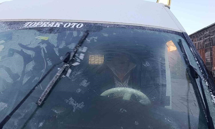 Kars'ta eksi 6 derecede park halindeki araçların camları buz tuttu | İşte Tüm Ayrıntılar