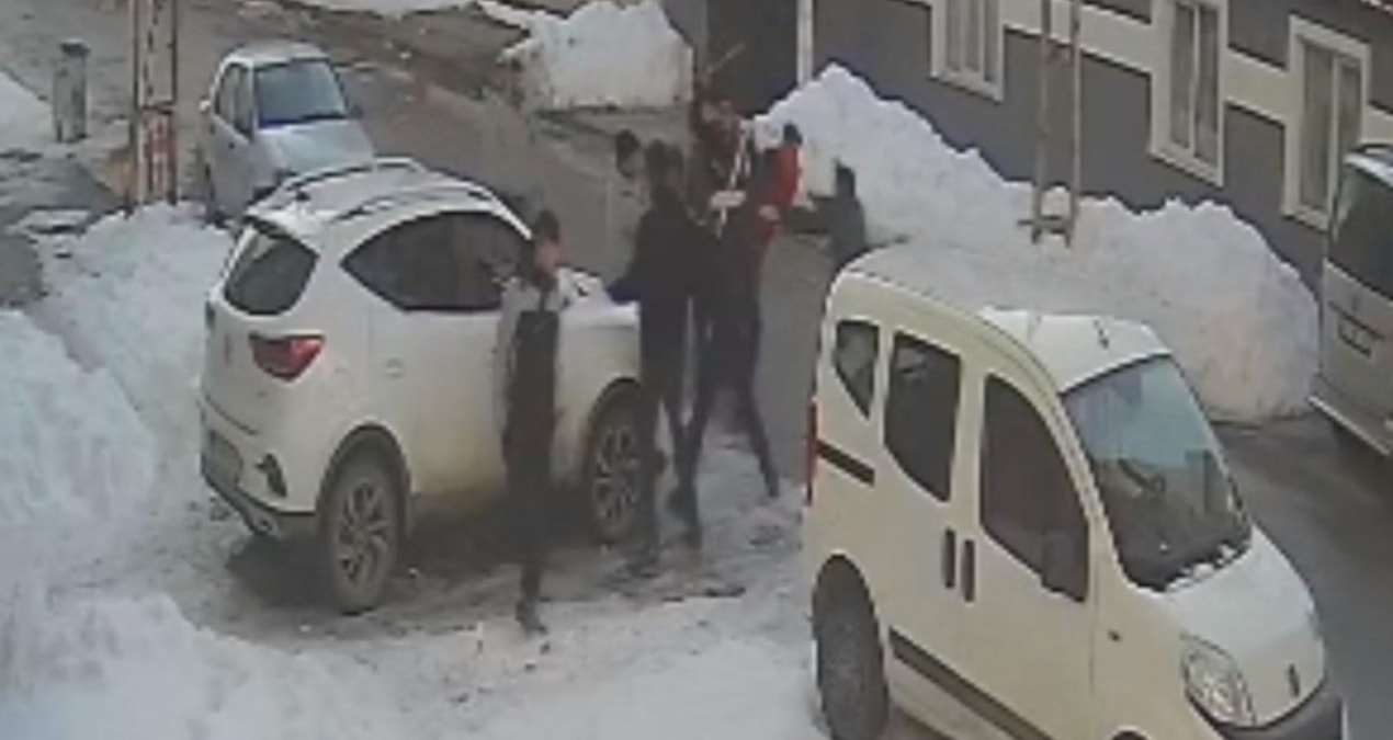 Kars'ta iftara dakikalar kala silah, taş ve sopalı kavga - Son Dakika