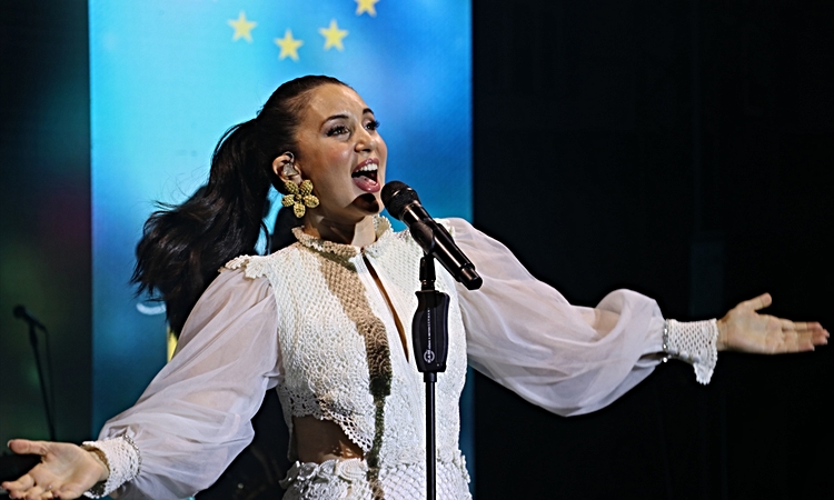 Karsu, Hatay'da AB'nin dayanışma konserinde sahne aldı