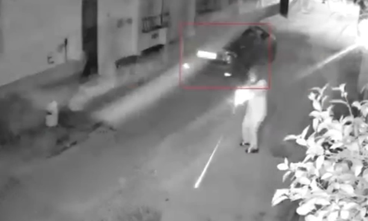 Kasklı şüphelinin eve silahlı saldırısı kamerada