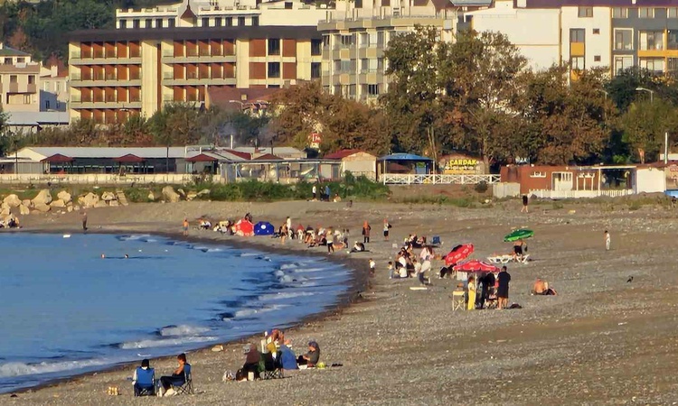 Kastamonu Cide'de hava 25 dereceye çıkınca vatandaşlar sahile akın etti