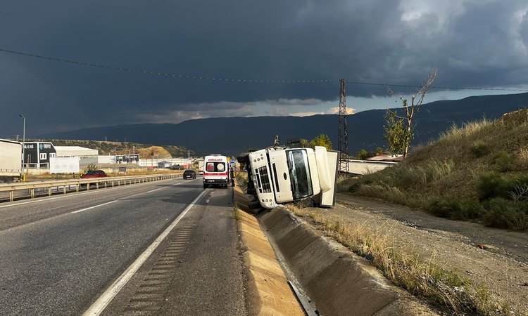 Kastamonu Tosya'da D100'de kontrolden çıkan kamyon yan yattı, 2 kişi yaralandı | İşte Tüm Ayrıntılar