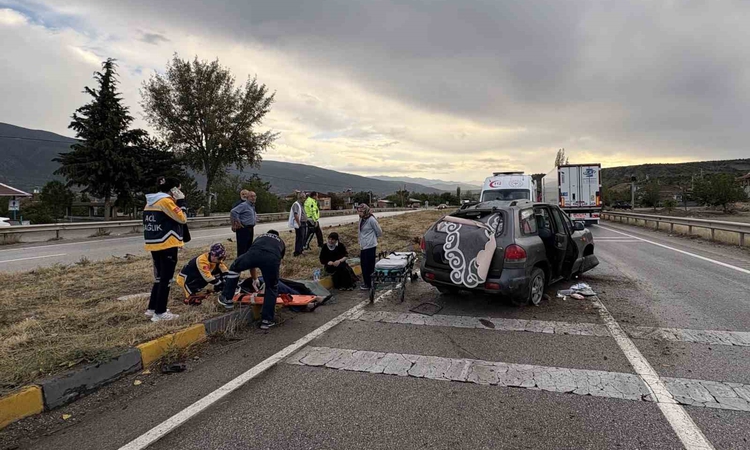 Kastamonu Tosya'da kontrolden çıkan otomobil refüje çarptı, 3 kişi yaralandı ve Merak Edilenler