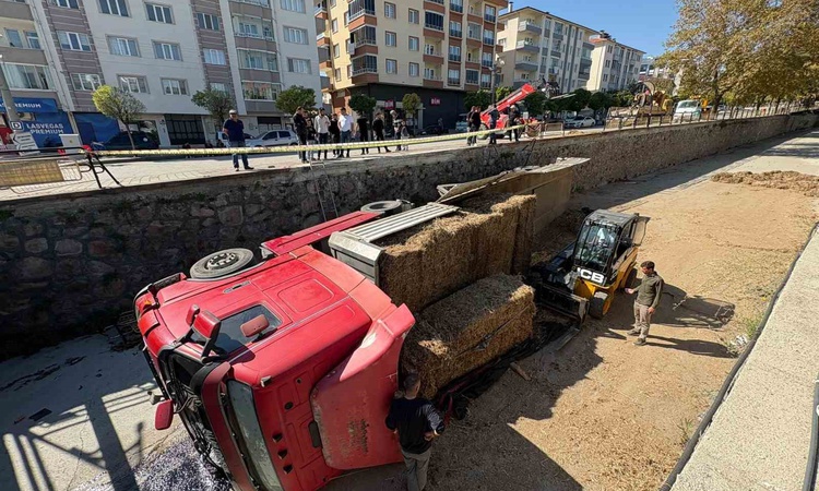 Kastamonu Tosya'da park halindeki tır Kuruçay'a uçtu, yaralanan olmadı | İşte Tüm Ayrıntılar