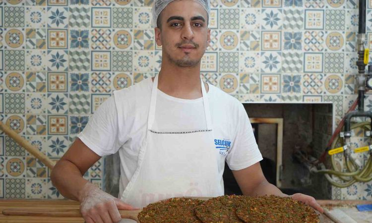 Kavurucu sıcaklarda ocak başında 800 lahmacun pişiriyor - Son Dakika Haberleri