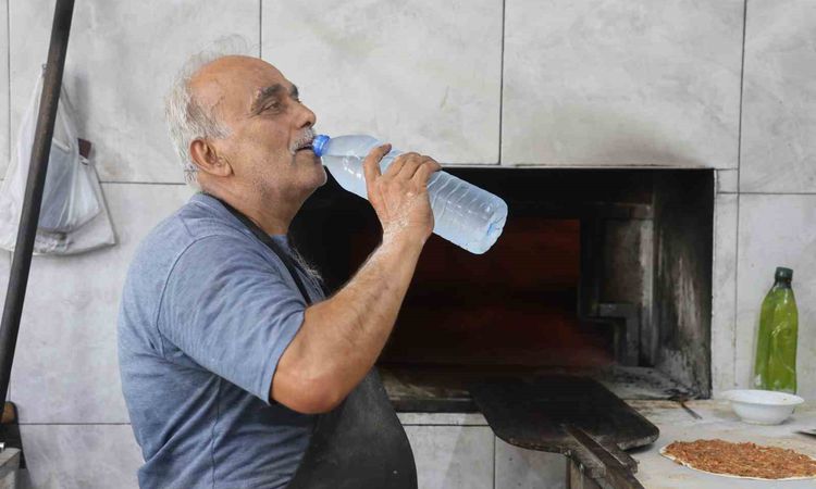 Kavurucu sıcakta ocak başında zorlu mesaiyi sürdüren fırıncılar günde 5 litreyi bulan su tüketiyorlar - Haberl