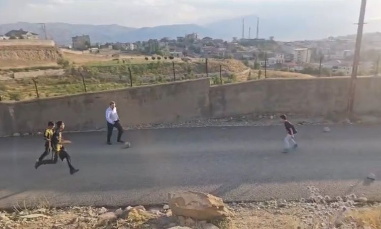 Sıcak Gündem: Kaymakam Volkan Hülür Yüksekova’da sokakta maç yapan çocukların oyununa katıldı - Son Dakika | İ