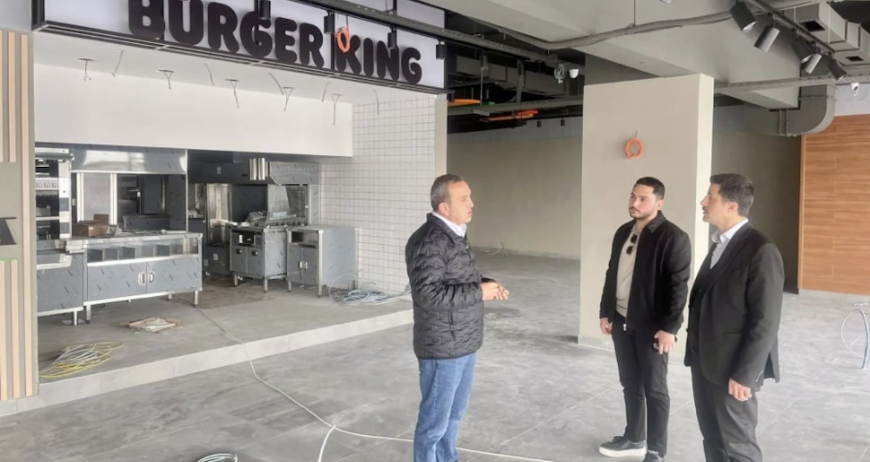 Gündemden Son Bilgiler: Kaymakamın Burger King'e 'hayırlı olsun' ziyareti tartışma yarattı - Son Dakika Haberl