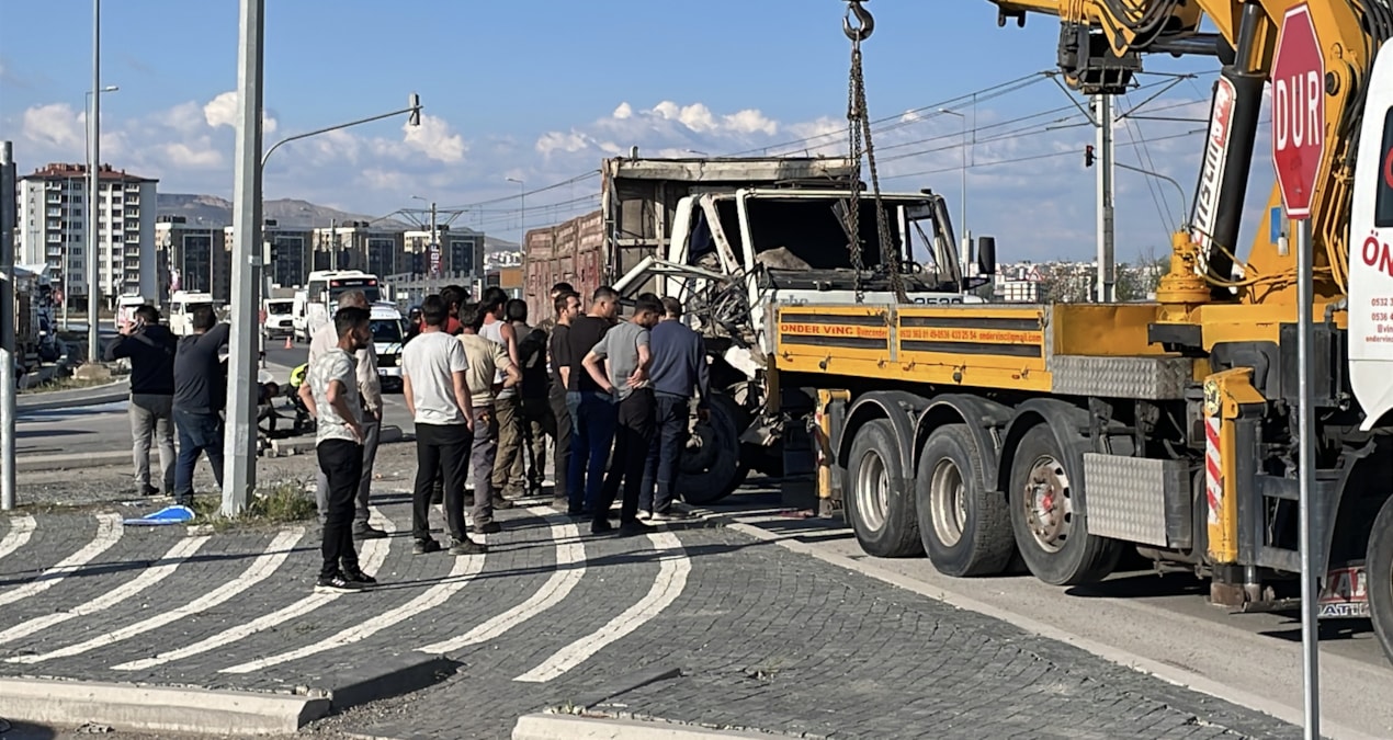 Son Gelişme: Kayseri'de işçi servisi ile kamyon çarpıştı: 8 kişi yaralandı - Son Dakika Haberleri ve Merak Edi