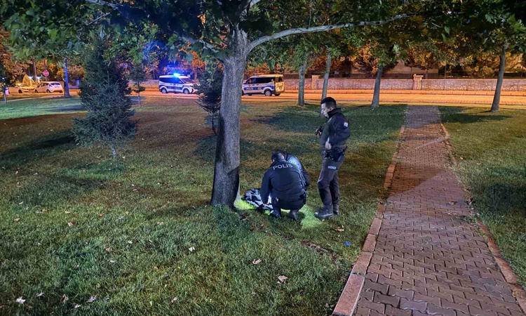 Kayseri Melikgazi'de bıçaklı kavga ihbarında şüpheliler eşyalarını bırakıp kaçtı ve Merak Edilenler