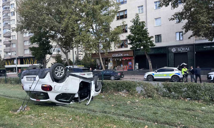 Kayseri Melikgazi'de iki otomobil çarpıştı, tramvay yoluna giren araç 1 yaralı verdi