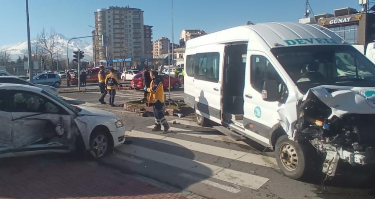 Kritik Açıklama: Kayseri'de minibüs ile otomobil çarpıştı: 14 kişi yaralandı - Haberleri
