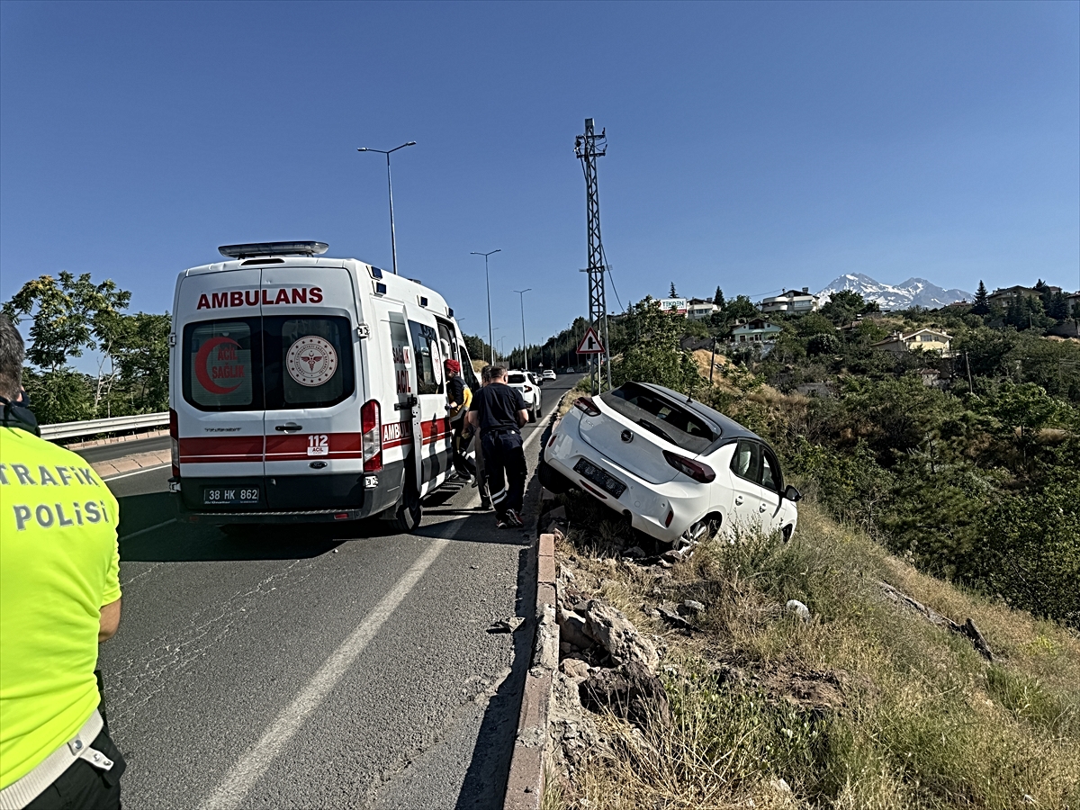 The driver of the car suspended in the embankment in Kayseri was injured - Last Minute