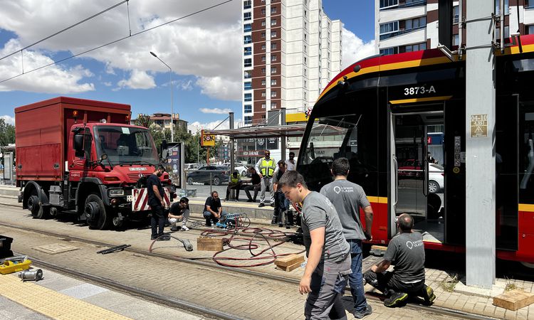 Kayseri'de Tramvay Kazası: Bir Kadın Ağır Yaralandı - Haberleri: Gelişmeler Takip Ediliyor