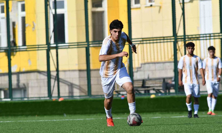 Kayserispor U19'un 16 yaşındaki Altun'u 4 maçta 6 gol 4 asistle dikkat çekti ve Merak Edilenler