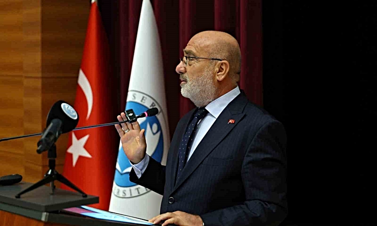 KAYÜ oryantasyonunda Rektör Karamustafa öğrencilere hitap etti, TOMTAŞ hediye verdi ve Merak Edilenler
