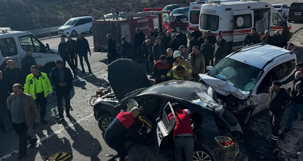 Kazada araç demir yığınına döndü: 2 ölü, 2 yaralı - En Son Haber