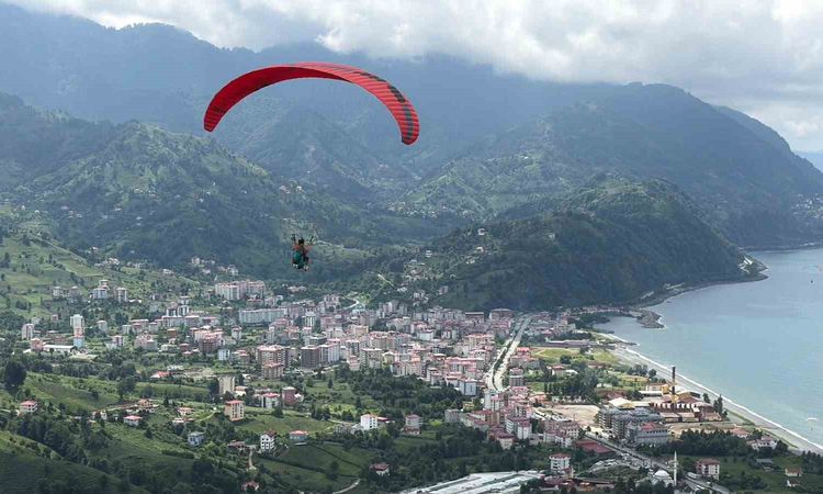 Son Gelişme: Kemalpaşa Gökyüzünde Buluştu: Yamaç Paraşütü Şampiyonası resmen start aldı - Son Dakika