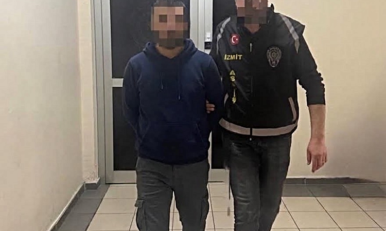 Kendisini polis olarak tanıtıp 3,5 milyon lira dolandırdı, kuyumcuda altın alırken yakalandı ve Merak Edilenle