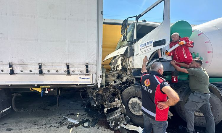 Gündemden Son Bilgiler: Keşan'da Beton Mikseri Park Halindeki TIR'lara Çarptı: 1 Yaralı - Son Dakika Haberleri