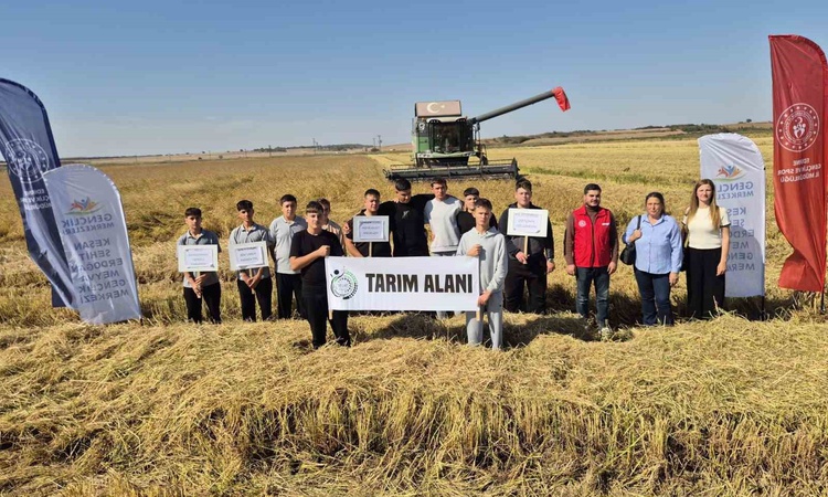 Keşan’da gençler çeltik hasadını yerinde deneyimledi ve Merak Edilenler