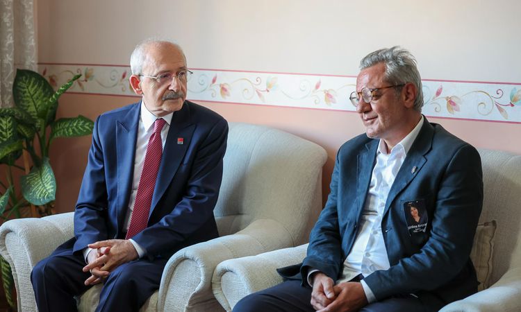 Sıcak Gündem: Kılıçdaroğlu, Gazeteci Kırçuval'ın Ailesine Taziye Ziyaretinde Bulundu - Son Dakika ve Merak Edi