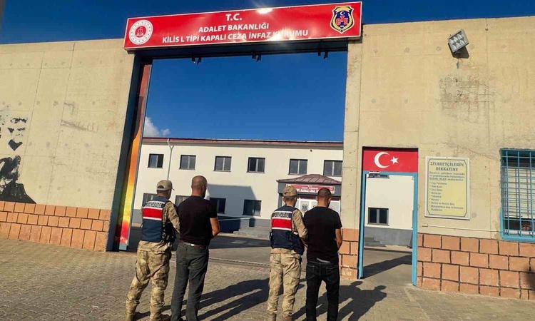 Kilis'te göçmen kaçakçılığı operasyonunda 2 şüpheli hakkında tutuklama kararı verildi, 4 kişi yakalandı ve Mer