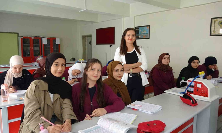 Kilis'te kimya öğretmeni, yapay zeka videolarıyla dersi anlaşılır kıldı ve Merak Edilenler