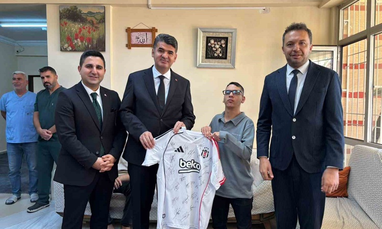 Kilis Valisi Kalaylı, Metin'e imzalı Beşiktaş forması hediye etti