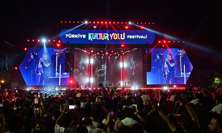 Kıraç gave a concert in Van as part of the 'Türkiye Culture Road Festival' - Last Minute