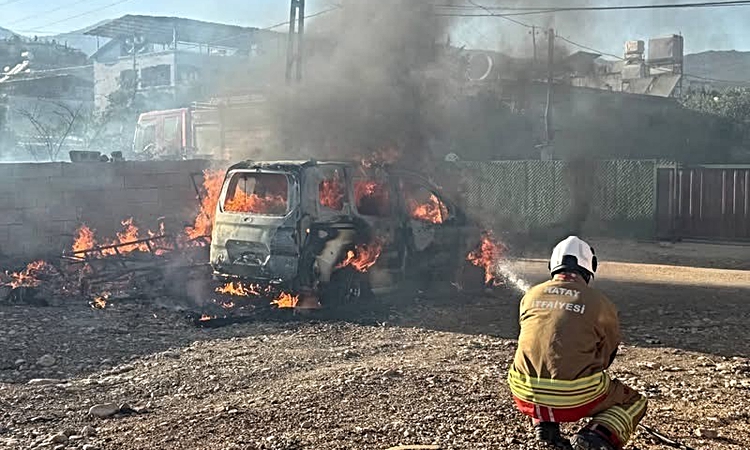 Kırıkhan’da hafif ticari araç alevlere teslim oldu ve Merak Edilenler