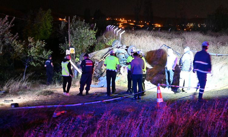 Kritik Açıklama: Kırıkkale’de aydınlatma direğine çarpan otomobil takla attı: 1 ölü, 2 yaralı - Son Dakika | İ