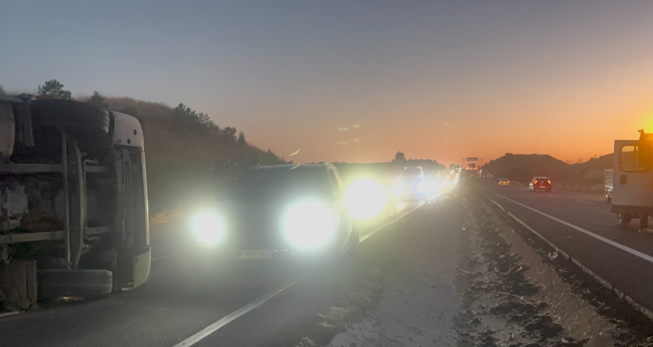 The driver of a scrap-loaded truck that overturned in Kırıkkale was injured - Breaking News