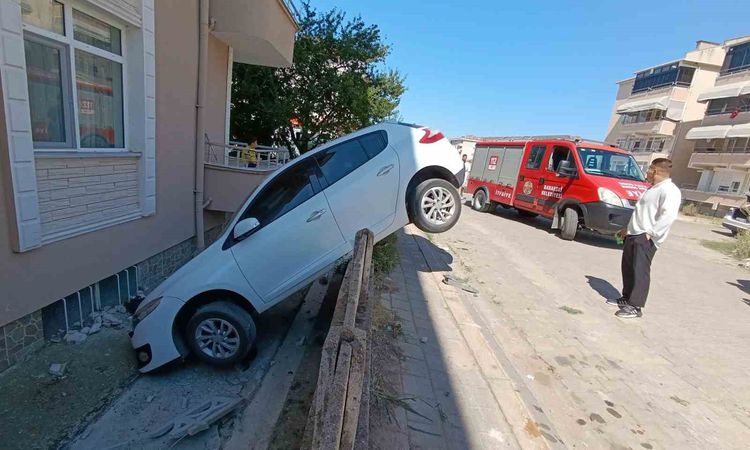 Son Gelişme: Kırklareli'nde Otomobil Bahçe Duvarına Çıktı: Asılı Kaldı - Son Dakika Haberleri | İşte Tüm Ayrın