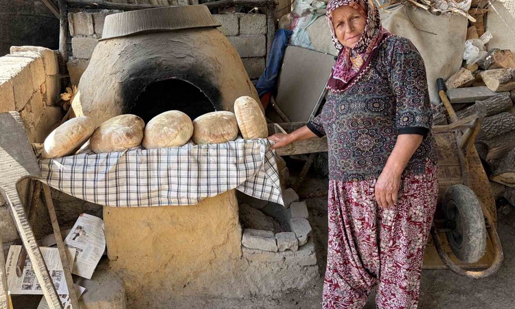 Kırklareli Vize'de 64 yaşındaki Güllü Saykaç taş fırında ekmek yapmayı sürdürüyor ve Merak Edilenler