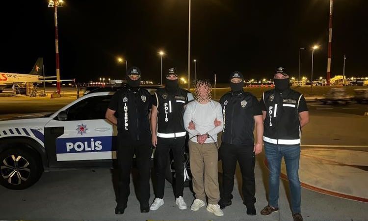 Gündemden Son Bilgiler: Kırmızı Bülten'le aranan suç örgütü lideri Serkan Kurtuluş Türkiye'ye getirildi - Son