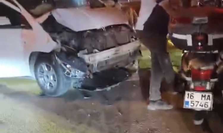 Kırmızı ışıkta geçen motosiklete otomobil çarptı: 1 ölü, 1 yaralı: Gelişmeler Takip Ediliyor
