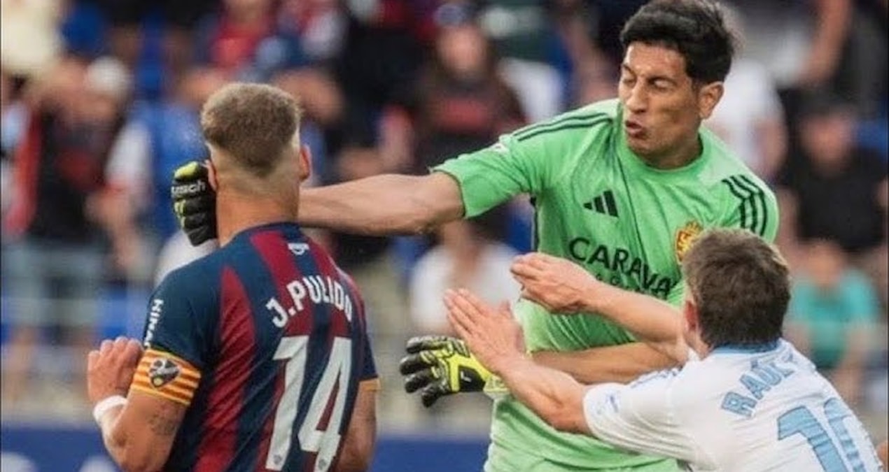 Kırmızı kart gören kaleci çılgına döndü, rakip futbolcuyu yumrukladı - Son Dakika Haberleri - Son Dakika Bilgi