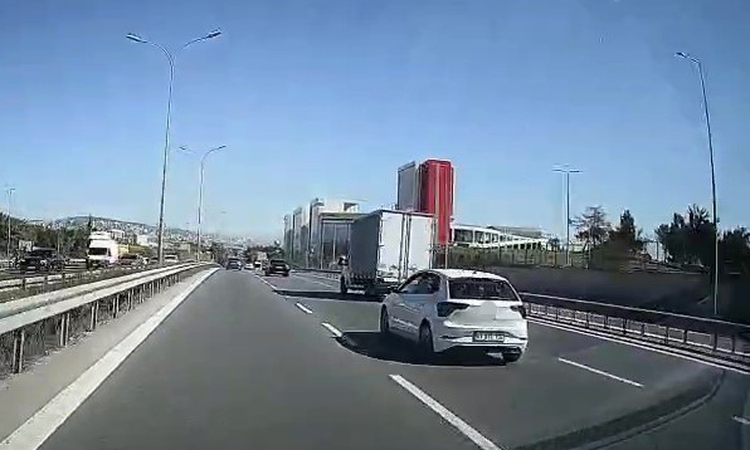 Kocaeli Çayırova'da makas atan kamyonet sürücüsü, kamerada araçları tehlikeye attı