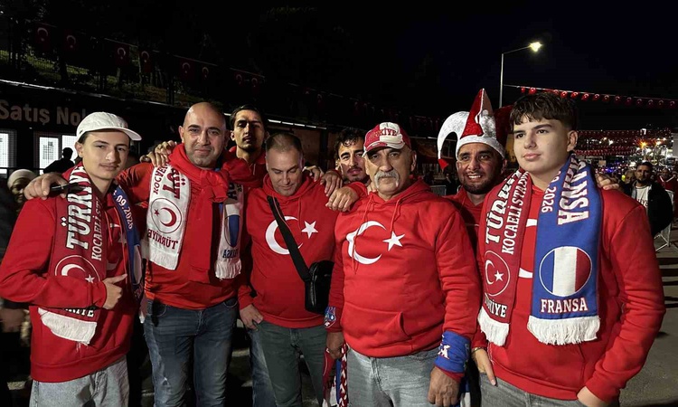 Kocaeli'de Fransa maçı öncesi A Milli Futbol Takımı'nı binlerce taraftar karşıladı - Son Dakika Bilgileri