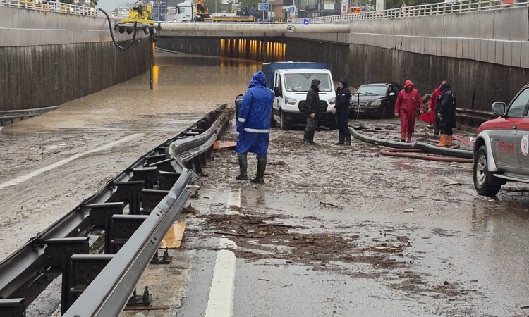 Kocaeli Gölcük'te sağanak alt geçitleri doldurdu, Hasaneyn'de yola kaya gerileme kaydetti