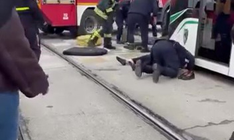Kocaeli İzmit'te tramvayın çarptığı iki yaya yaralandı, birinin durumu ağır