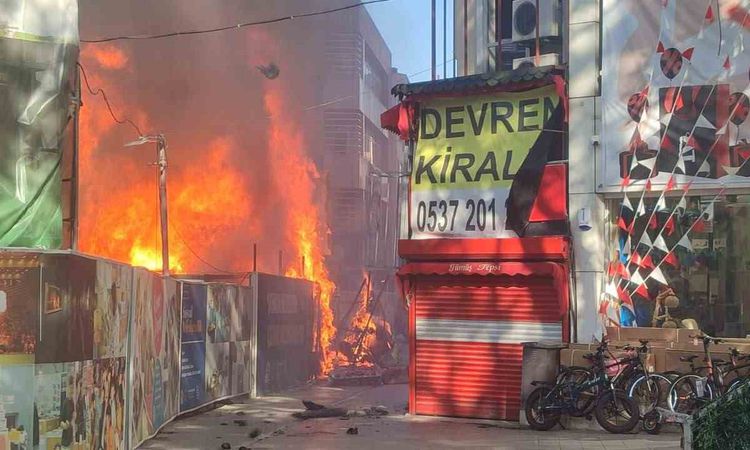 Sıcak Gündem: Kocaeli’de konteynerdeki alevler iki işletmeye sıçradı: Mahalleli sokağa döküldü - Son Dakika -