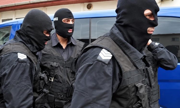 Komşuda bomba alarmı! İhbarlar peş peşe geldi: Gelişmeler Takip Ediliyor