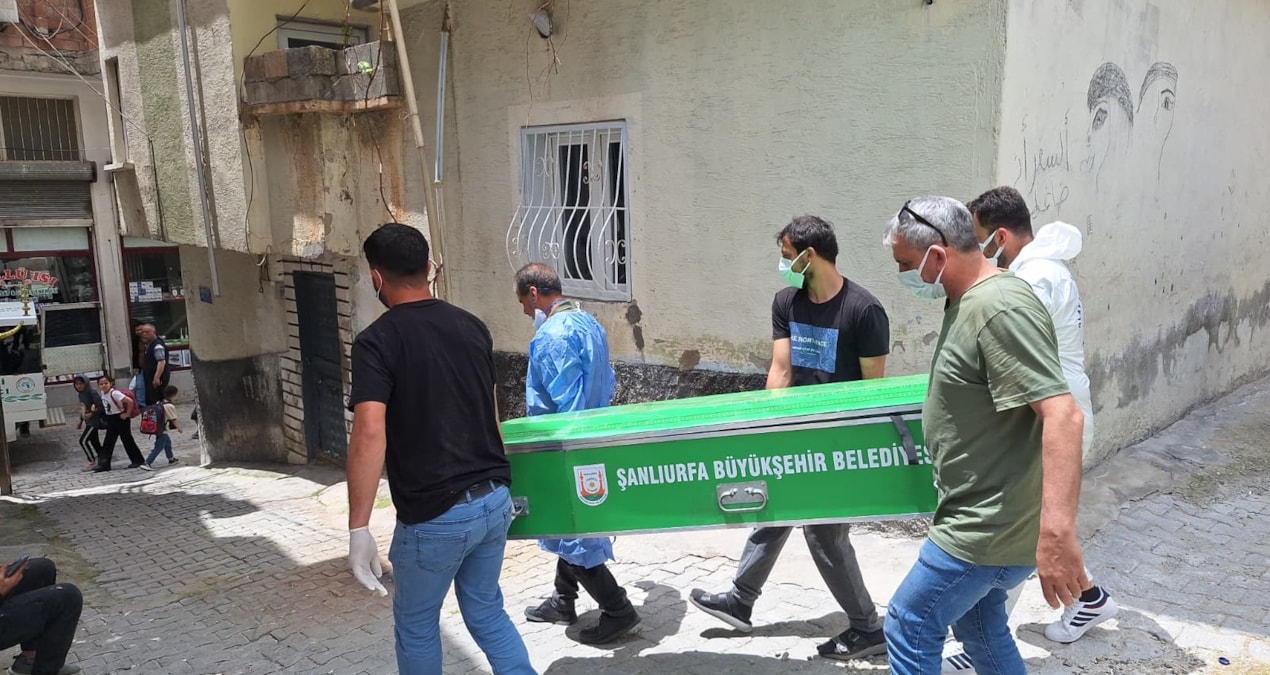 Komşuları polise haber verdi! Yaşlı kadın evinde ölü bulundu - Son Dakika