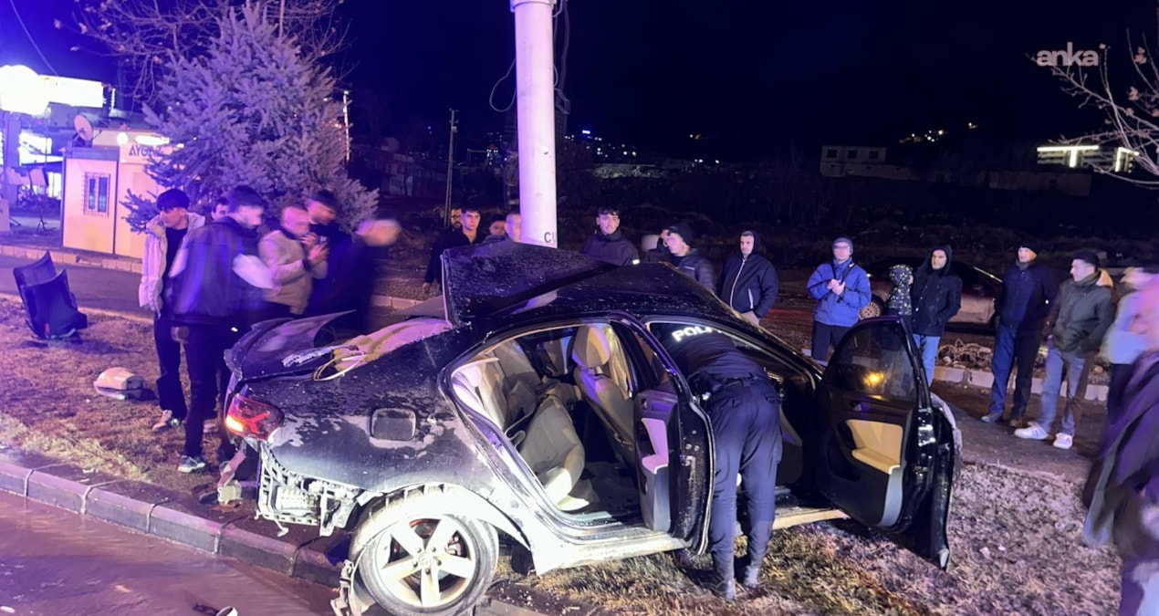 Ayrıntılar Netleşti: Kontrolden çıkan araç direğe çarptı: Sürücü ölümden böyle döndü - En Son Haber: Gelişmele