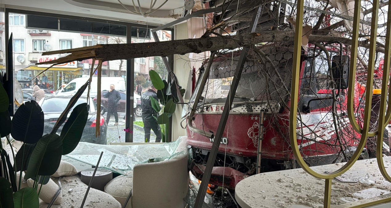 Gündemden Son Bilgiler: Kontrolden çıkan kamyon iş yerine daldı - Haberleri
