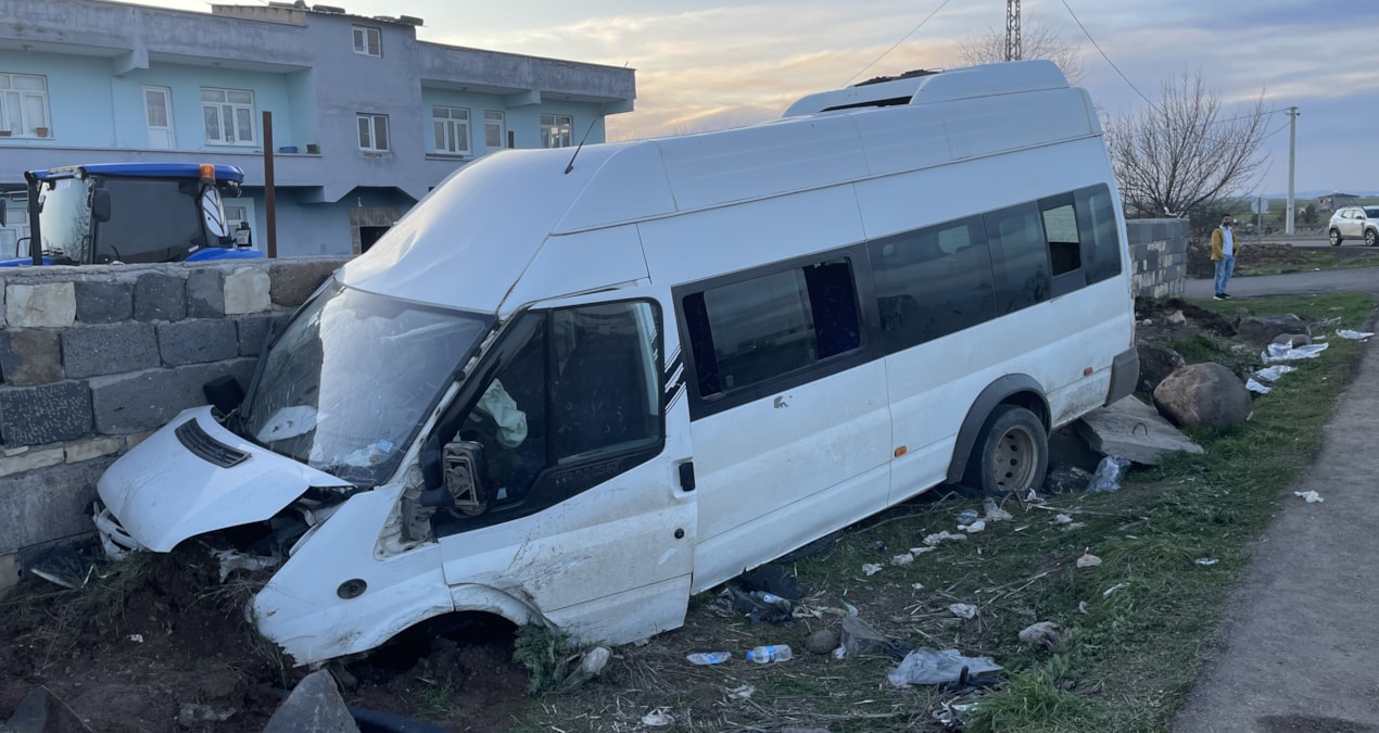 Son Gelişme: Kontrolden çıkan minibüs, bahçe duvarına daldı - En Son Haber ve Merak Edilenler